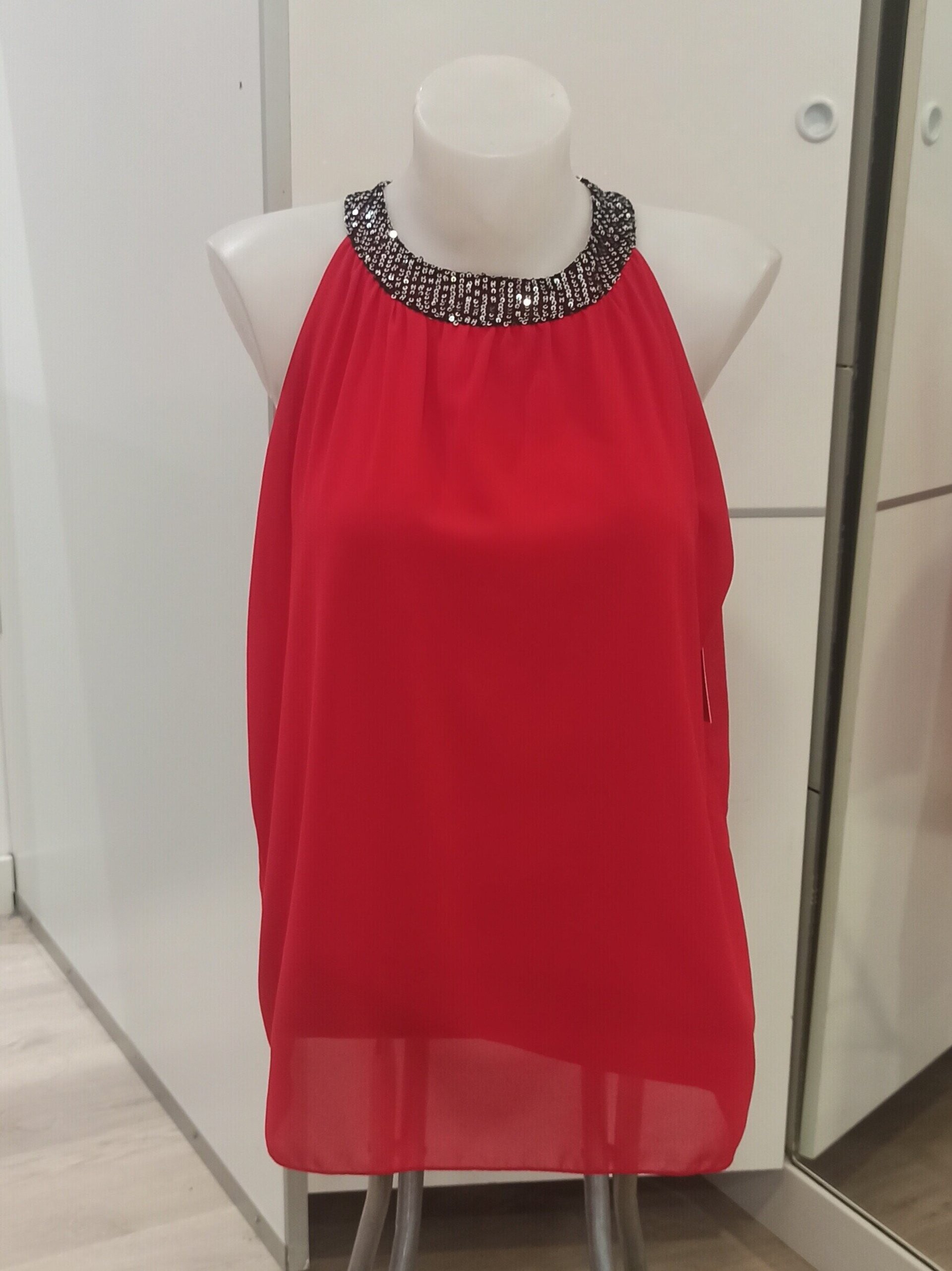 Top rojo con cuello de brillos - 1