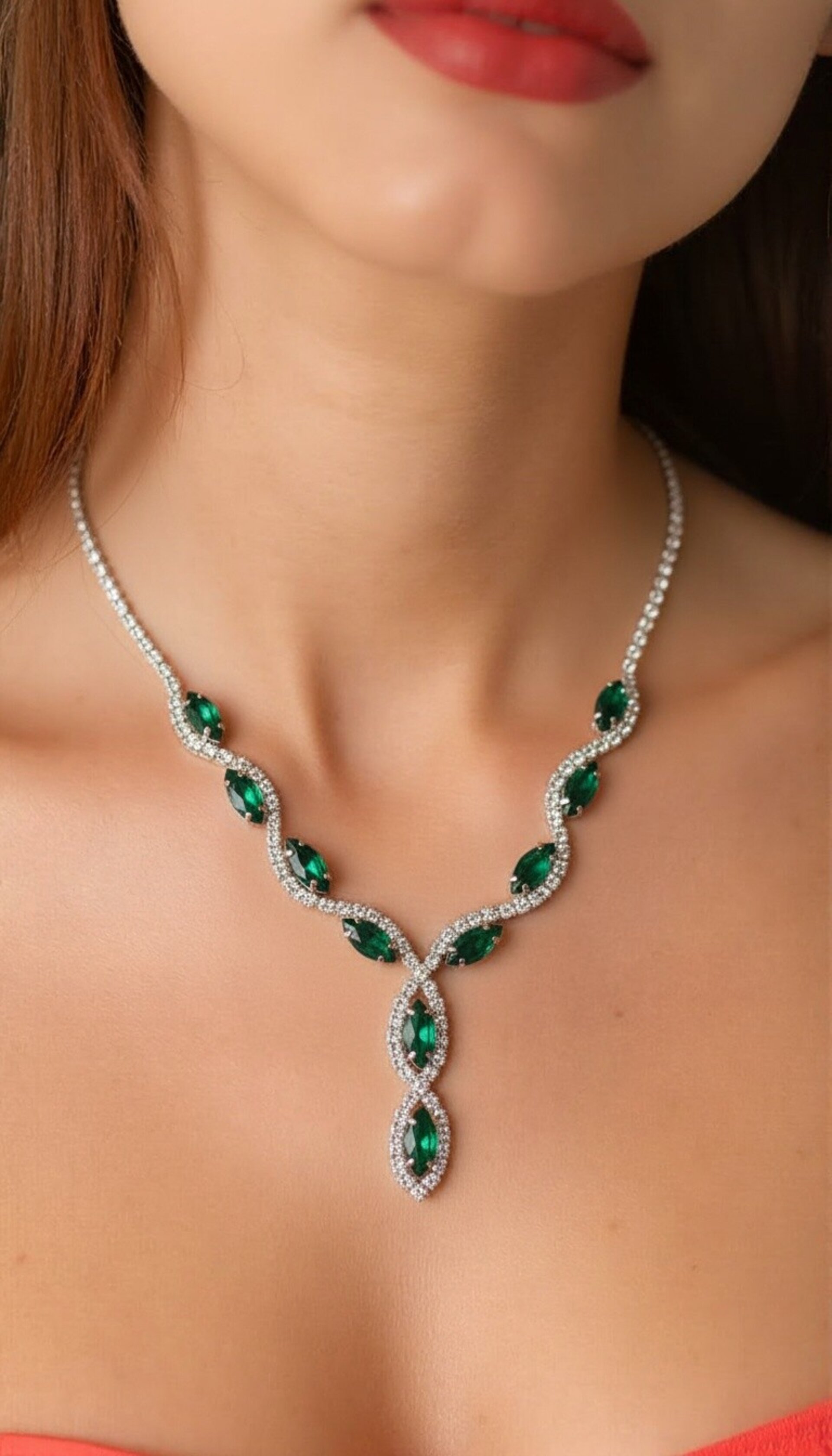 Conjunto de collar y pendientes pedrería verde - 1