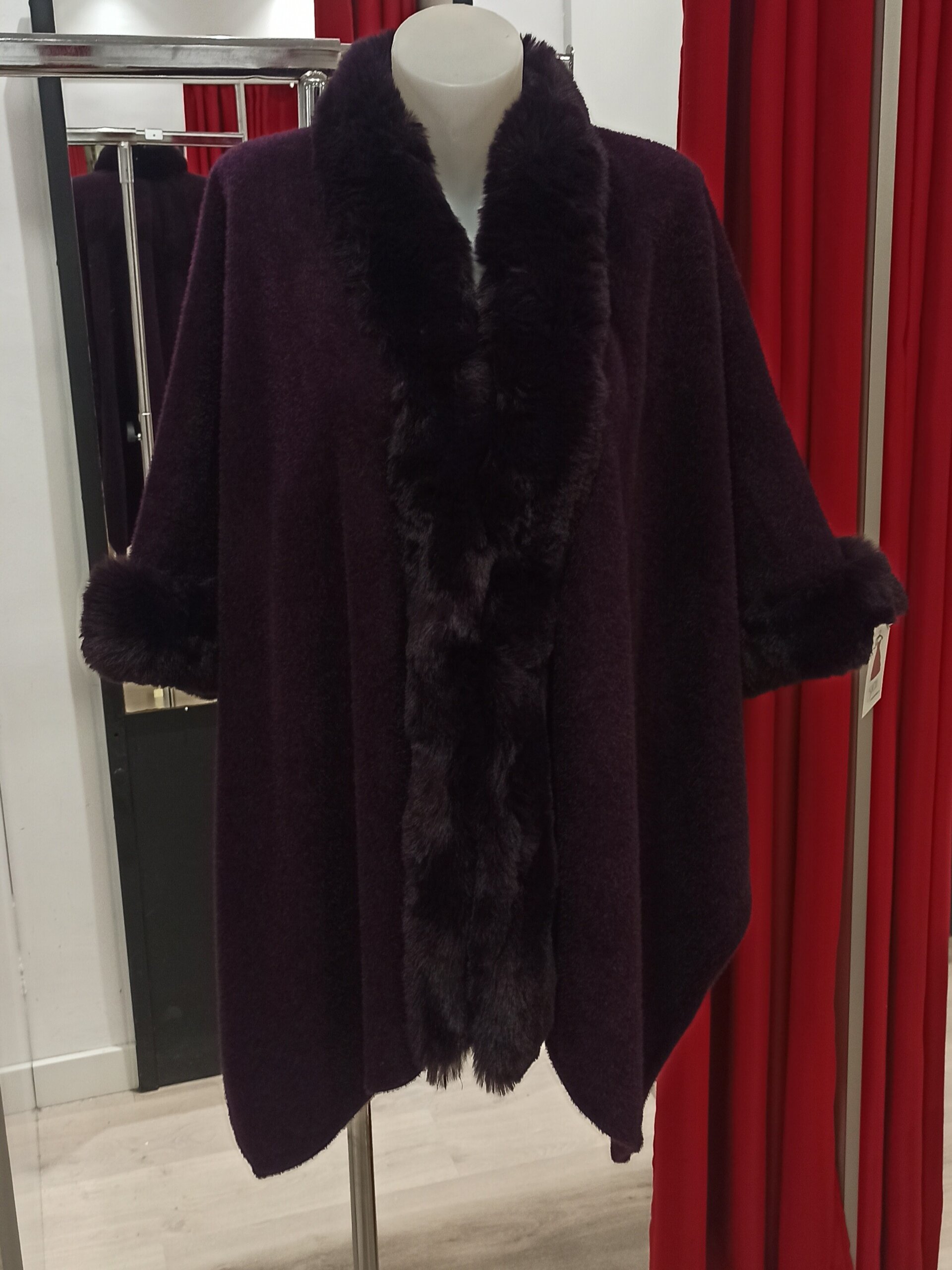 capa con pelo y manga morada - 3